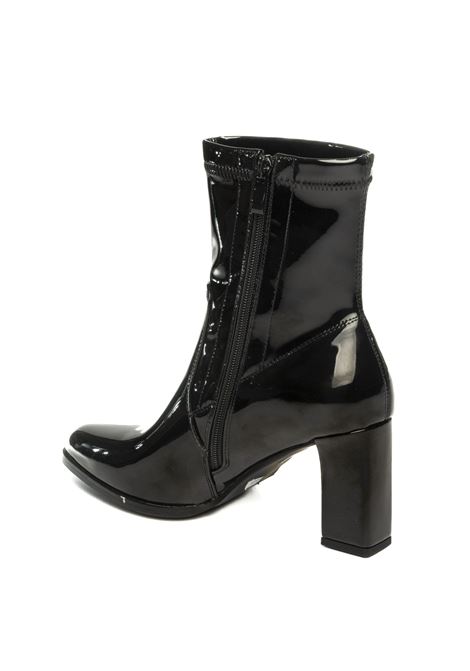 t80 UMA PARKER NEW YORK | 639VERN-NERO